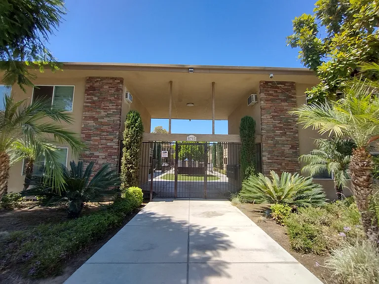MONROE MANOR — Photo 1