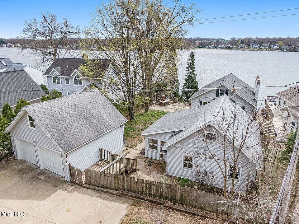 1st image of 190 W Crooked Lake Dr