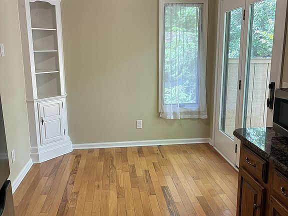 5th image of 304 Live Oak Ln