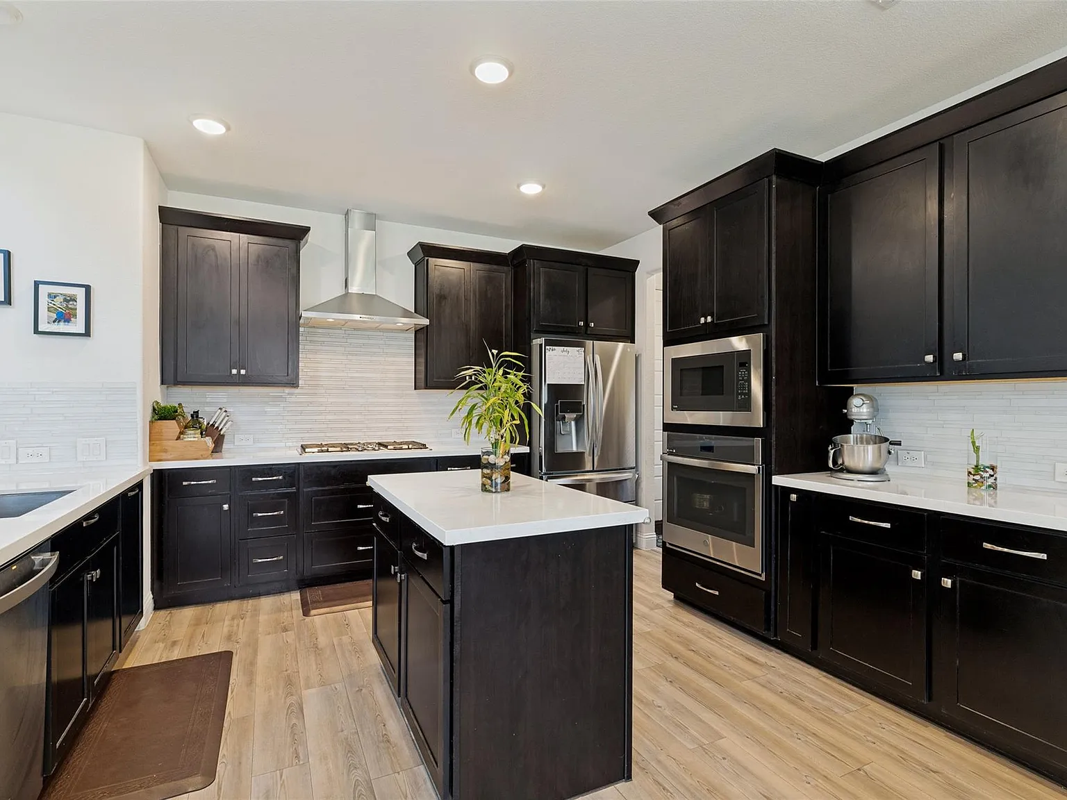 5 bed, 4.5 bath, 3686 sqft, $3,999 — Photo 3