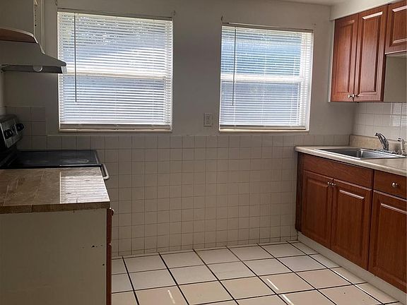 4th image of 1252 Highland St
