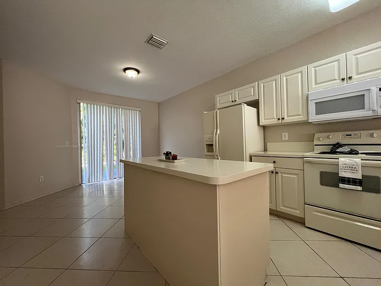 1932 Alamanda Way — Photo 6