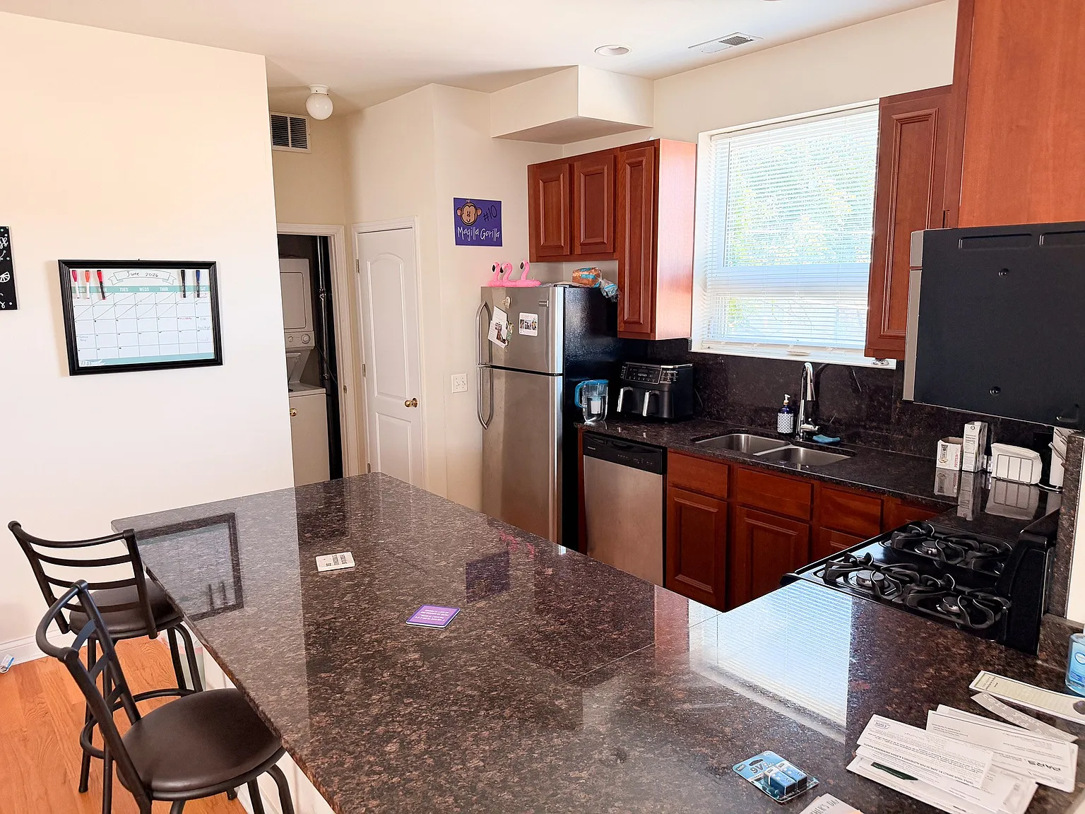 718-20 W Buckingham Pl — Photo 2