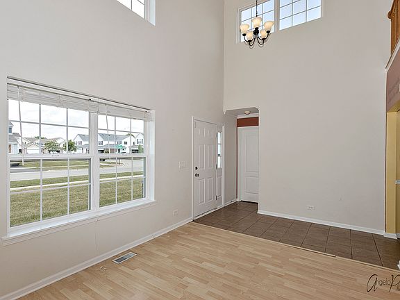 4th image of 284 Macintosh Ave