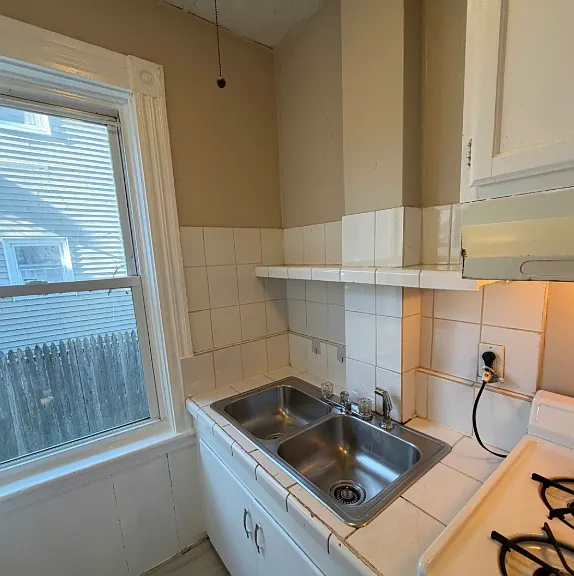 328 336 5th St Unit 1 Fall River Spacious 2 Bedroom in Corky Row Historic District! Great Location — Photo 5
