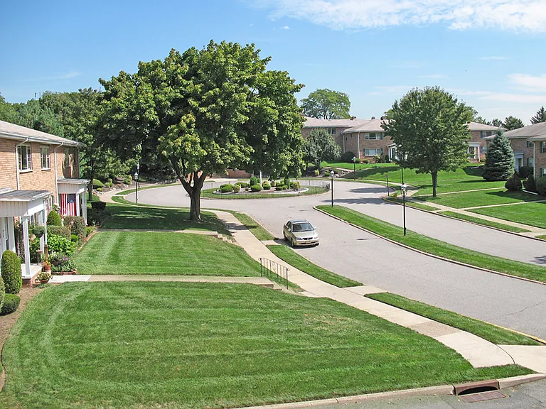 Berdan Court — Photo 1