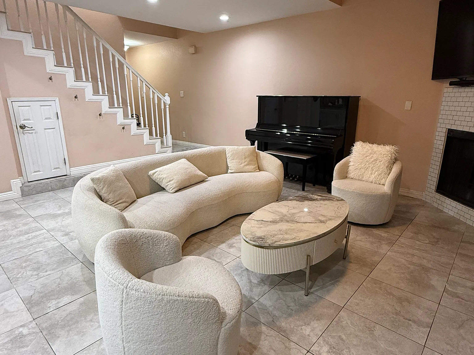 3 bed, 2.5 bath, 1870 sqft, $4,000 — Photo 3