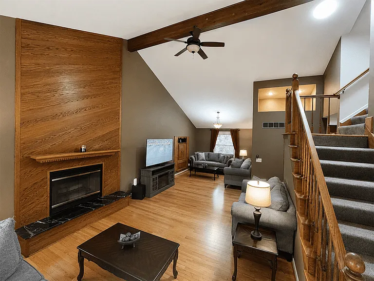 221 Burt St — Photo 6