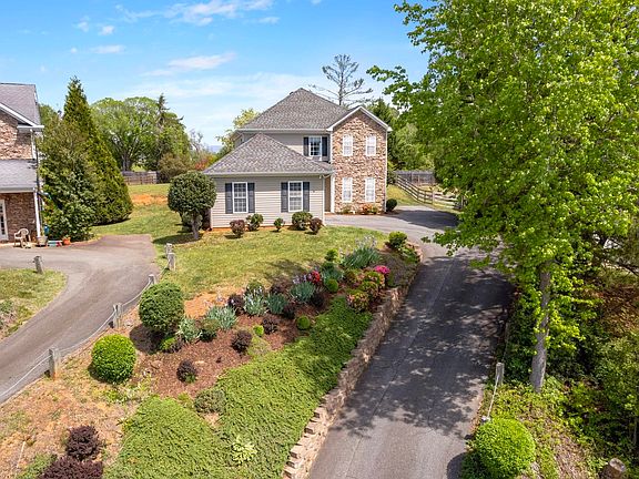 3rd image of 1365 Amber Ridge Rd