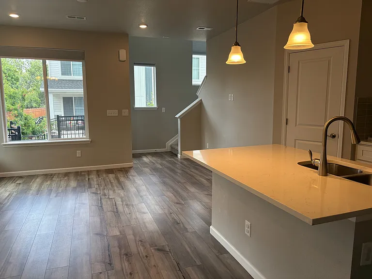 1913 S Poplar Ct — Photo 2