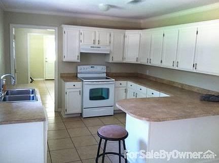 Kitchen, front view
						:
						khaki color walls (color on ad not real)