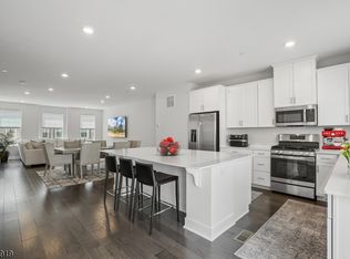 3 Coogan Ct, Morris Plains, NJ 07950