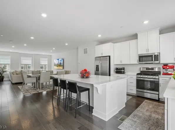 3 Coogan Ct, Morris Plains Boro, NJ 07950