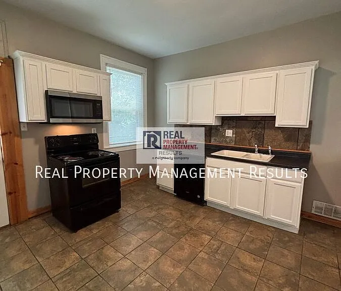 719 E Chandler Ave — Photo 8