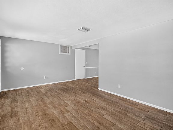 3rd image of 3723 Kingsbury Dr