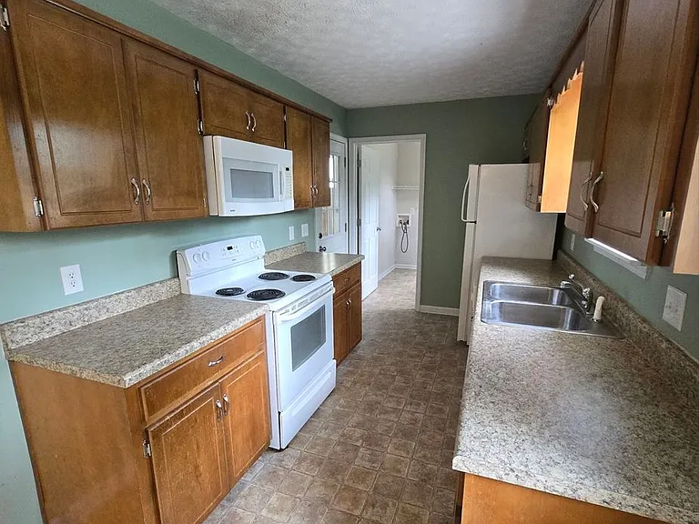 180 Dogwood Ave — Photo 6