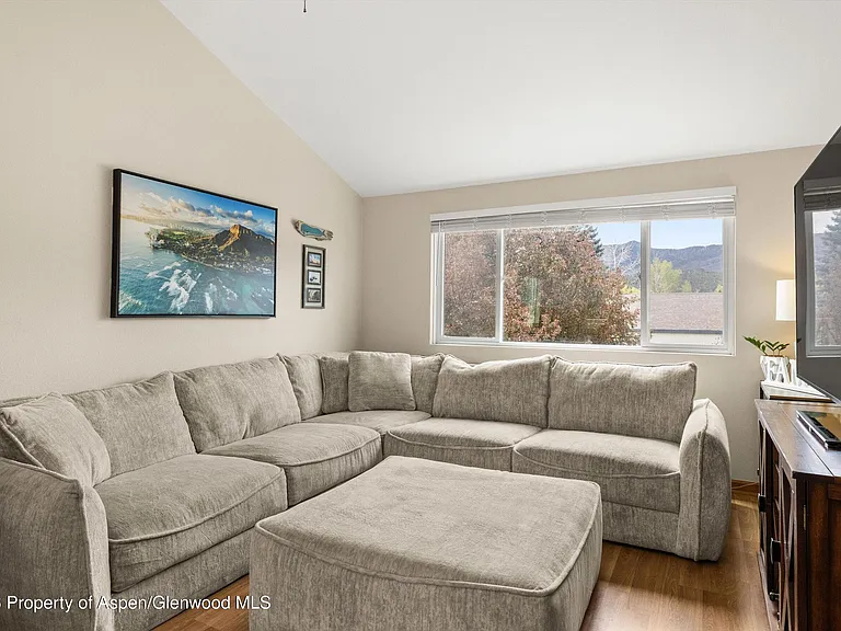382 Summit Dr — Photo 5