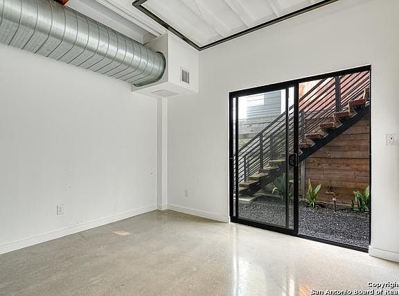 4th image of 220 Grove Pl Unit B