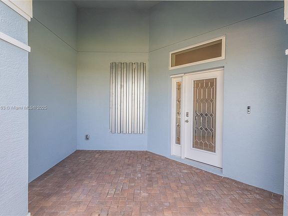 5th image of 2547 Saint Lucia Cir