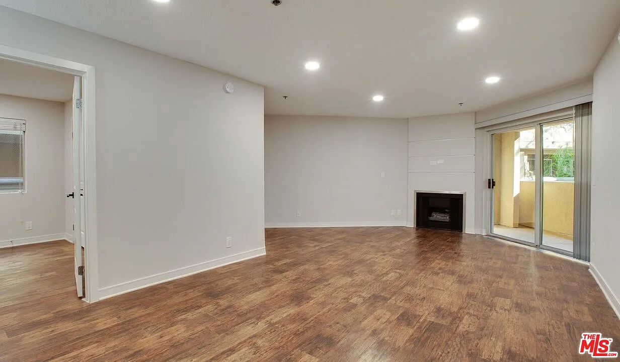 2 bed, 2.0 bath, 1016 sqft, $3,929 — Photo 3