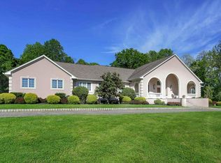 512 Red Hill Rd, Middletown, NJ 07748