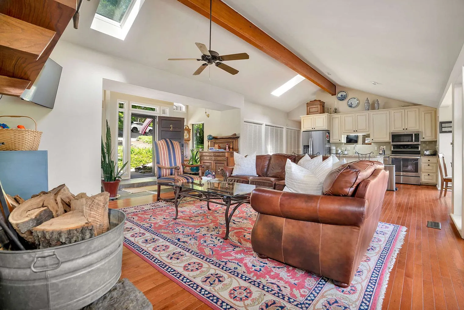 3 bed, 3.0 bath, 2185 sqft, $4,877 — Photo 3