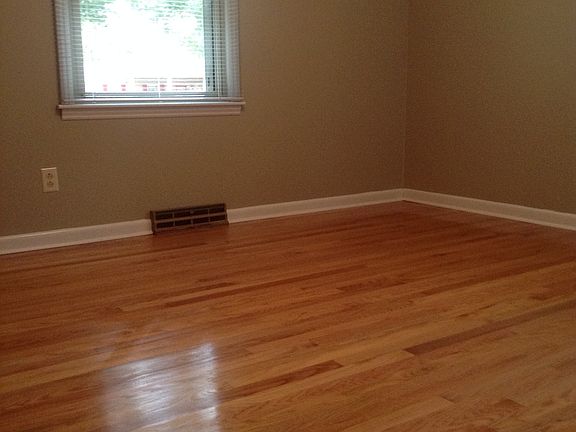 4th image of 310 Scotland Dr