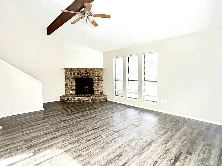 911 Creekside Dr #911 — Photo 2