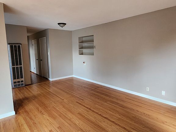 4th image of 2421 Damuth St #2