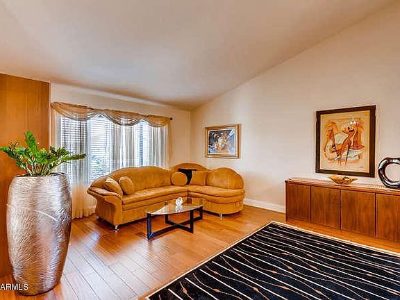 Spacious living room w/vaulted ceilings