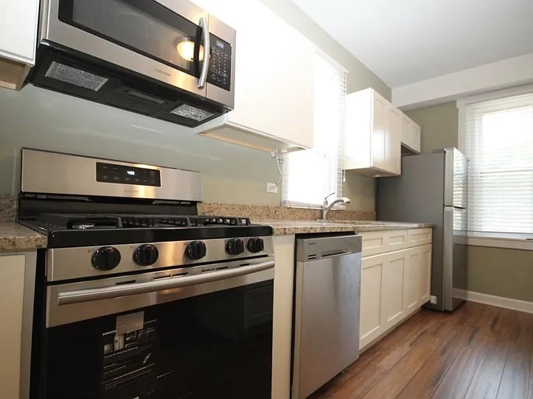 2115 W Wellington Ave #2R — Photo 2