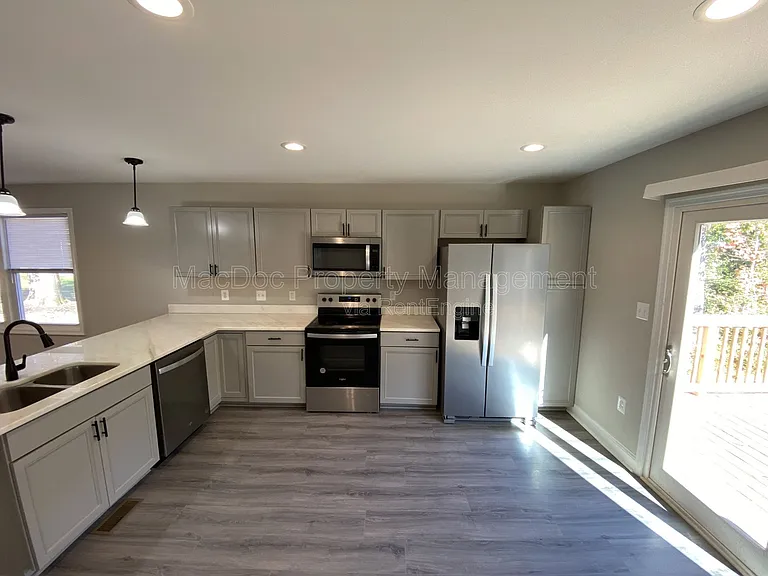 77 Lakeview Dr — Photo 11