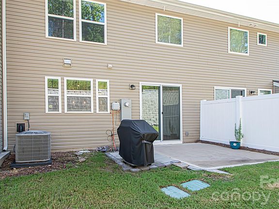 3rd image of 3848 Amalia Pl