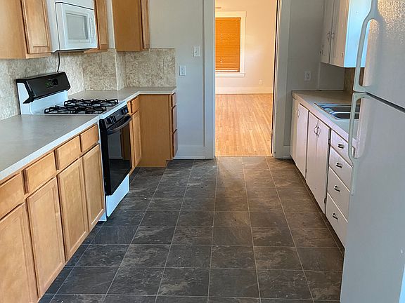 3rd image of 809A W Charlotte St