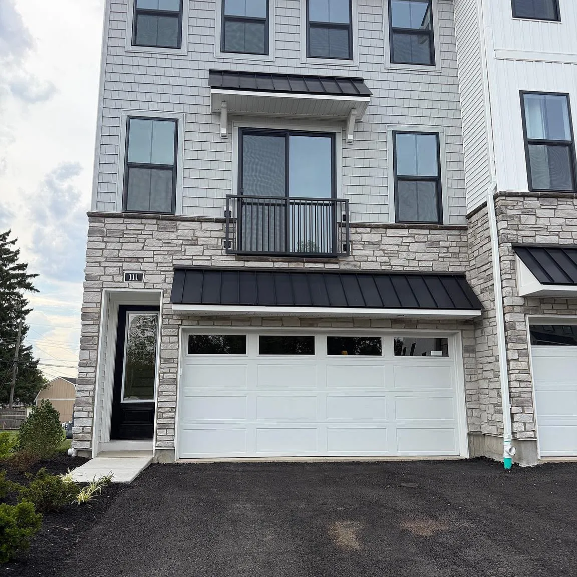 3 bed, 4.0 bath, 2212 sqft, $3,650 — Photo 2
