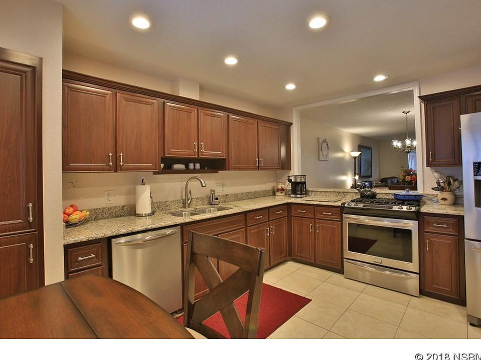 1st image of 135 Lake Fairgreen Cir