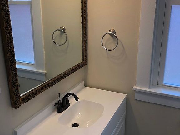 3rd image of 501-503 E Chestnut St #501-1