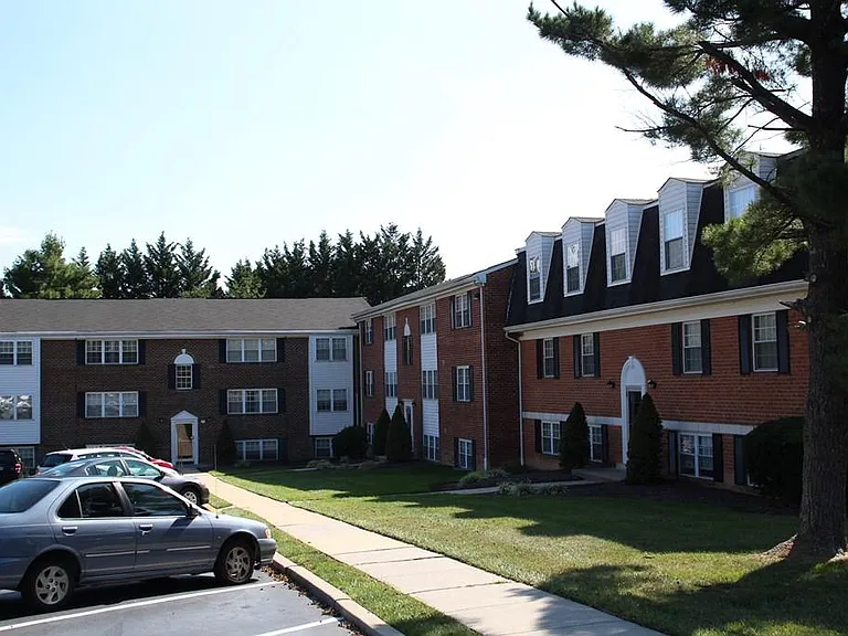 10 Nobility Ct — Photo 1