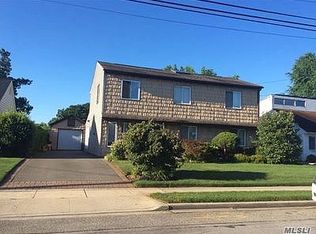 33 Vernon St, Plainview, NY 11803