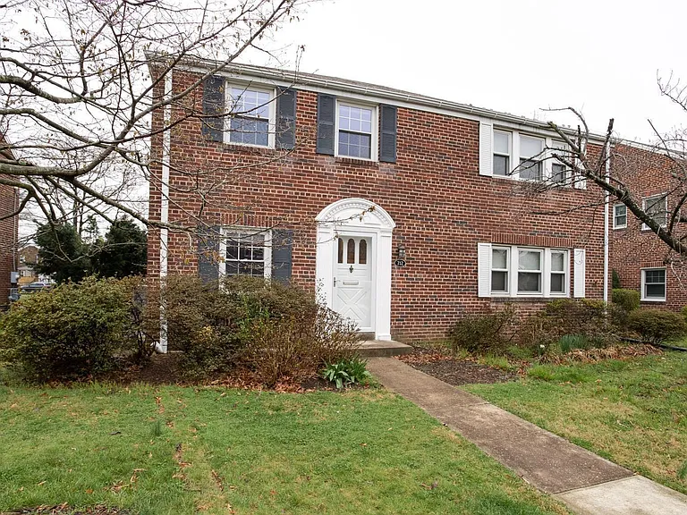 Semi-detached townhome - Virginia Square
