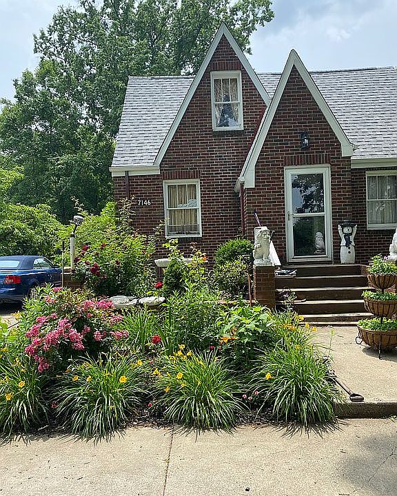 Front view in the summer