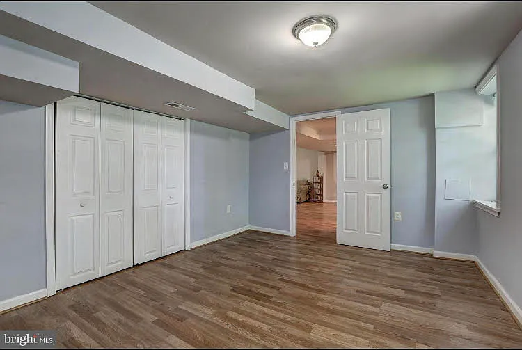 323 Bradley Ave — Photo 6