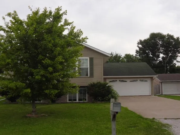 215 Parkway Dr, Blue Grass, IA 52726
