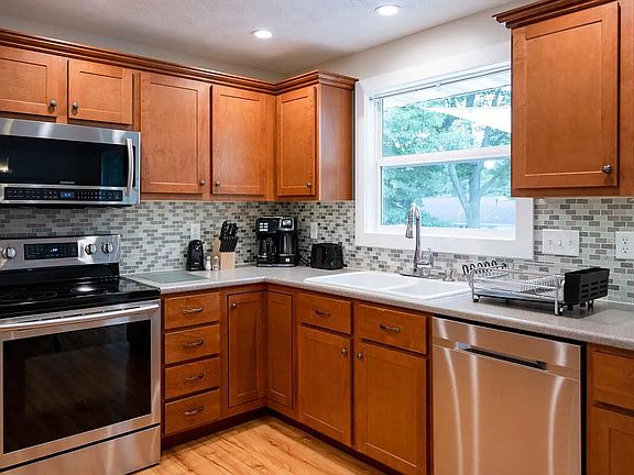 3rd image of 85 Algonquin Ave