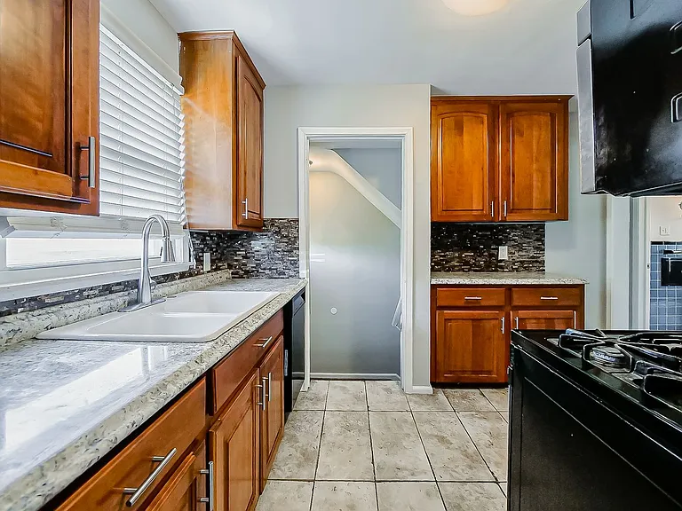 113 S Minerva Ave — Photo 2