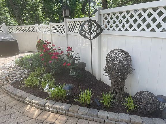 3rd image of 213 Shadow Glen Ct