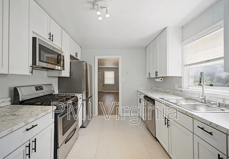 3310 Glasgow St — Photo 8