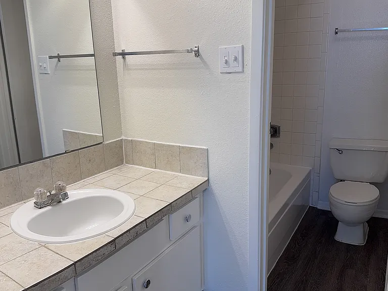 Wilshire Park Apartments — Photo 48