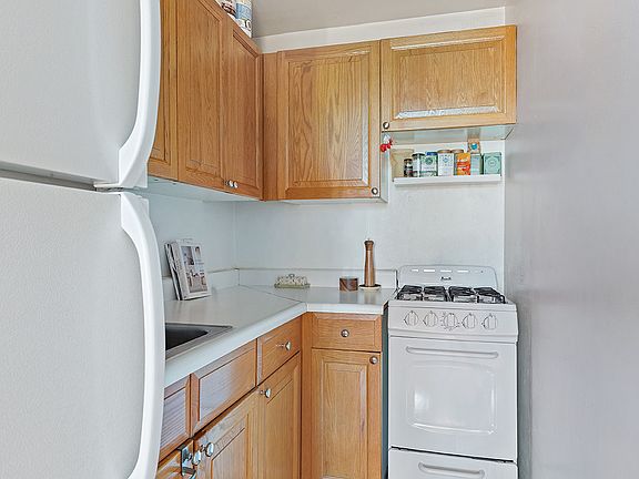 4th image of 329 W 88th St #3S