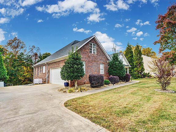 4th image of 809 Shillington Ln